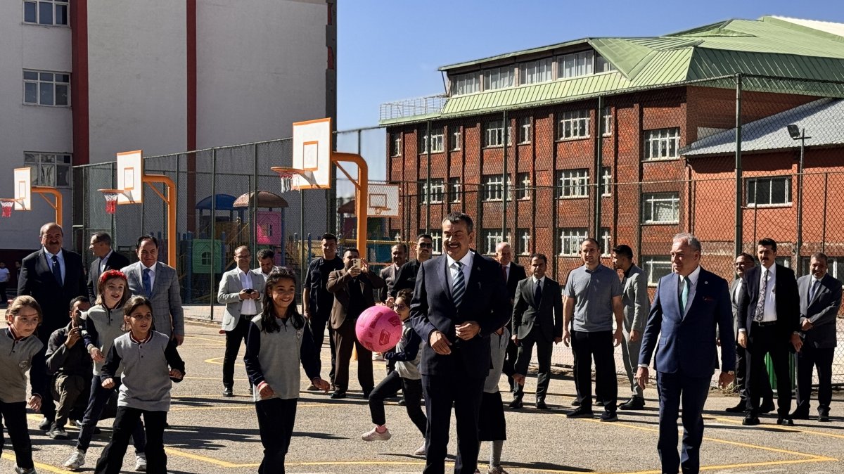 National Education Minister Yusuf Tekin plays games with students during his visit to Şehit Murat Ellik Primary School in Erzurum, eastern Türkiye, Oct. 7, 2025. (AA Photo)