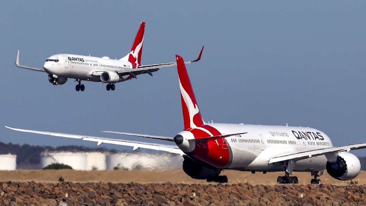 A Qantas Boeing 737-800 plane (L) coming in to land next to a Qantas Boeing 787 Dreamliner aircraft preparing for take-off at Sydney International Airport, Sydney, Australia, Sept. 4, 2024. (AFP Photo)