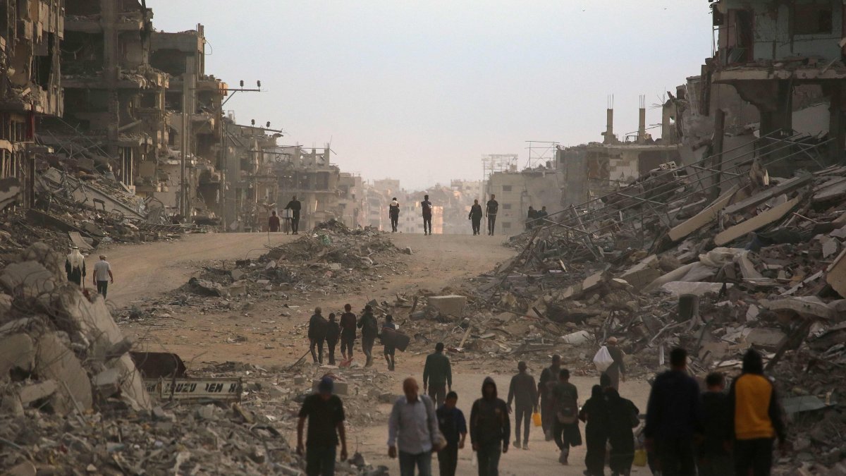 Palestinians make their way past destroyed buildings, Gaza City, Palestine, Oct. 12, 2025. (AFP Photo)