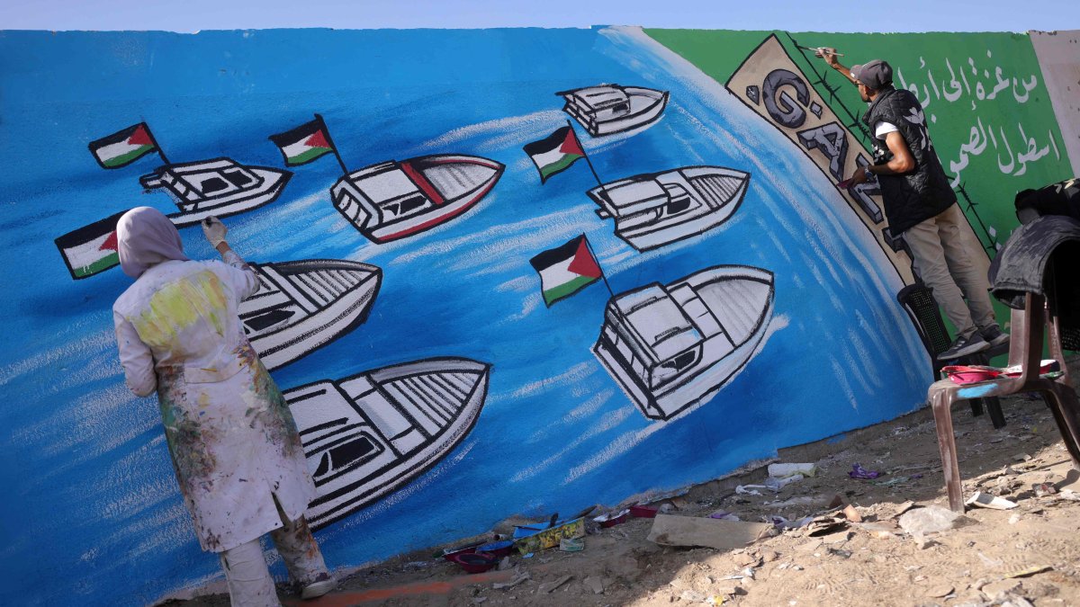 Palestinian artists work on a mural representing the Global Sumud Flotilla bound for Gaza, as a gift of appreciation for the activists who were aboard, Deir el-Balah, central Gaza Strip, Palestine, Oct. 3, 2025. (AFP Photo)