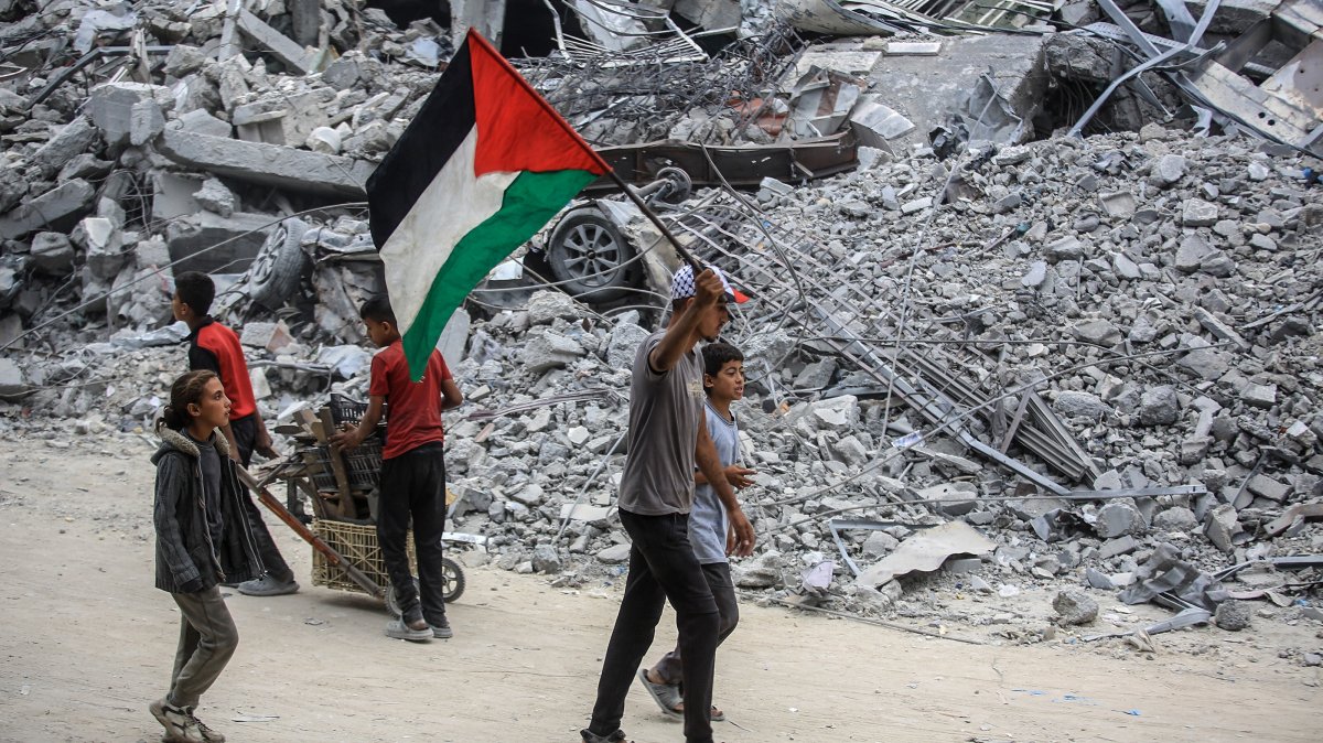 Group of war-displaced Palestinians return to their homes in central Gaza City, Gaza Strip, Palestine, Oct. 12, 2025. (AA Photo)