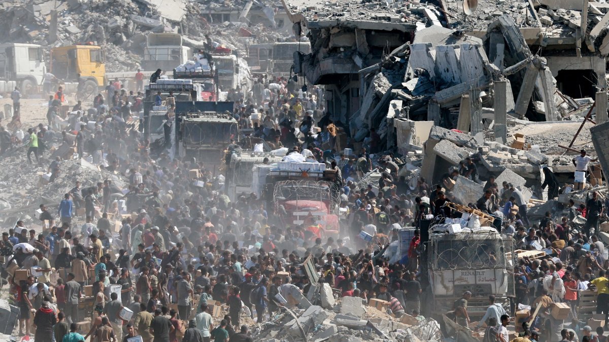 Palestinians collect aid supplies from trucks that entered Gaza, Palestine, Oct. 12, 2025. (Reuters Photo)