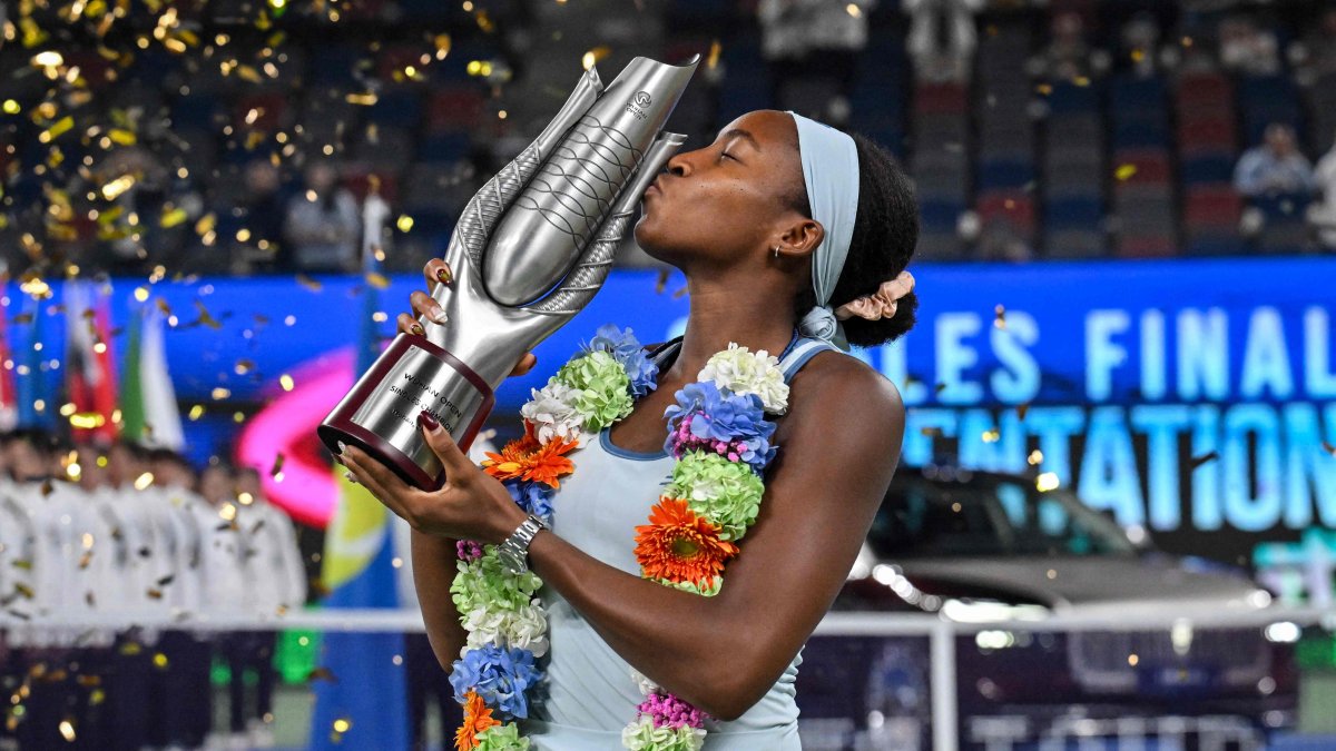 U.S.&#039; Coco Gauff kisses her trophy after winning the Wuhan Open title in Wuhan, China, Oct. 12, 2025. (AFP Photo)
