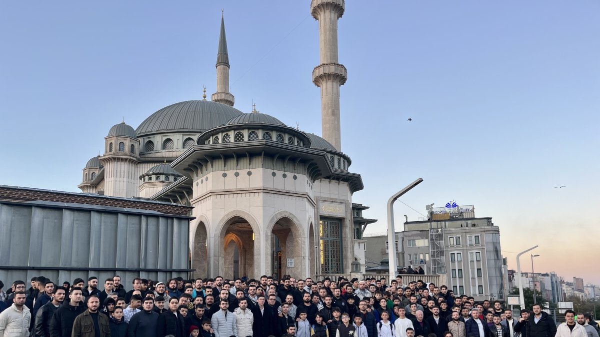 A group of young participants stand in front of Taksim Mosque after the morning prayer gathering organized by the Türkiye Youth Foundation (TÜGVA), Istanbul, Türkiye, Oct. 12, 2025. (Courtesy of TÜGVA)