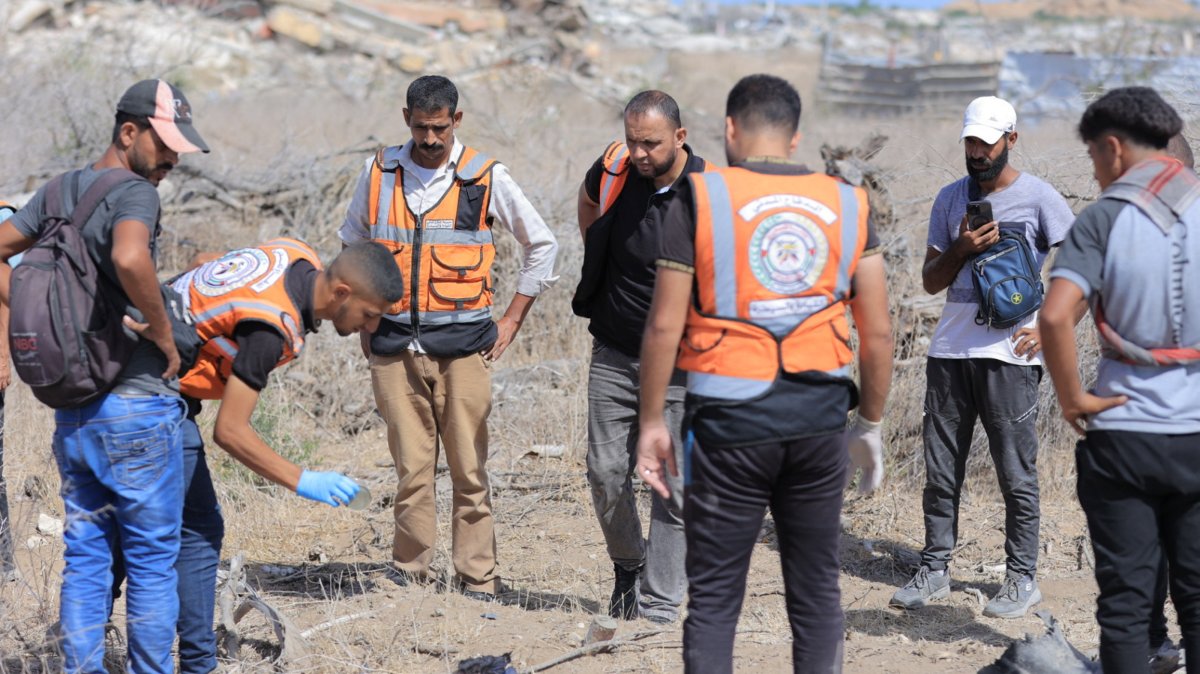 Palestinian civil defense teams collect the skeletal remains of people killed by Israeli forces in the Netzarim Corridor in central Gaza, following the ceasefire between Hamas and Israel, Oct. 12, 2025. (AA Photo)