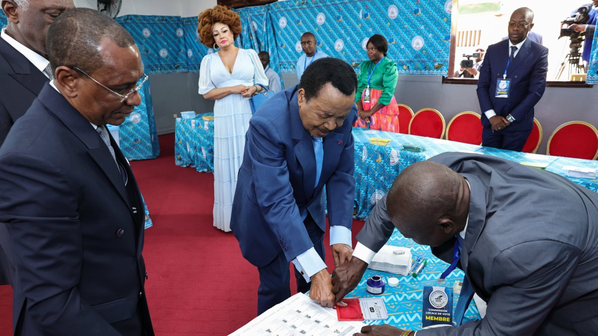 Cameroon President Paul Biya (C) casts his vote during the presidential election in Yaounde, Cameroon, Oct. 12, 2025. (EPA Photo)