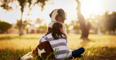 Psychologists say a pet’s death can help children understand grief, and parents play a key role in guiding them through mourning with honesty and empathy. (Shutterstock Photo)