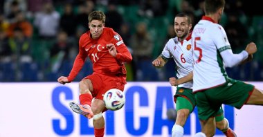 Turkish forward Kenan Yildiz (L) shoots to score during a FIFA World Cup 2026 Group E European qualifiers against Bulgaria in Sofia, Oct. 11, 2025. (AFP Photo)