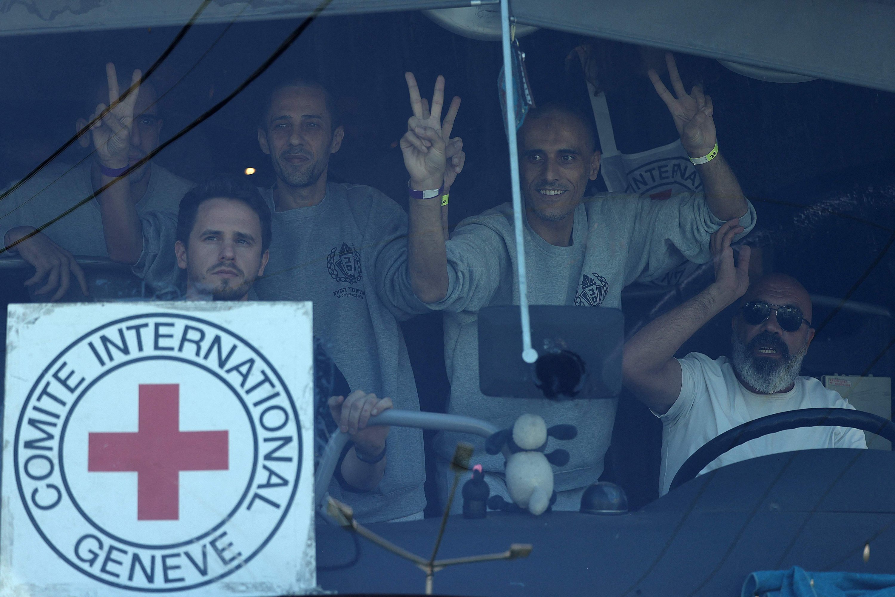 Israel frees 1st group of Palestinian prisoners under Gaza deal