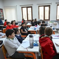 A Disaster and Emergency Management Authority (AFAD) team teaches students earthquake safety and evacuation drills at Haydar Aliyev Middle School, Ankara, Türkiye, Oct. 13, 2025. (AA Photo)