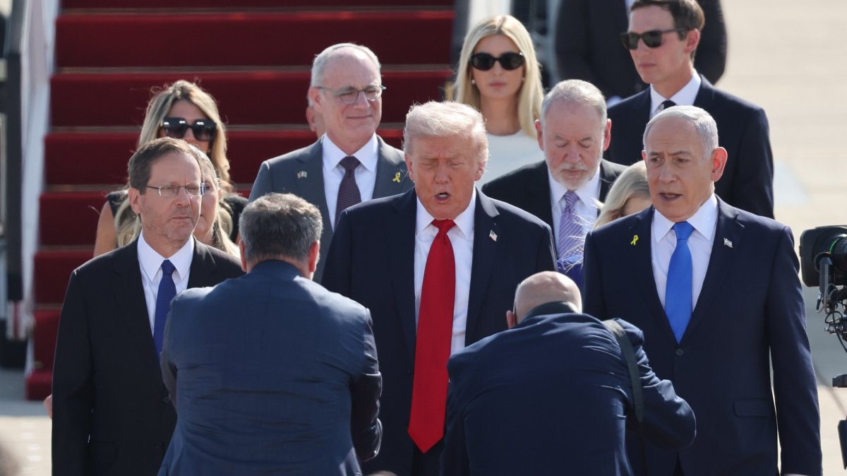Israeli President Isaac Herzog (L), US President Donald Trump (C), and Israeli Prime Minister Benjamin Netanyahu at Ben Gurion Airport in Tel Aviv, Israel, Oct. 13, 2025. (EPA Photo)