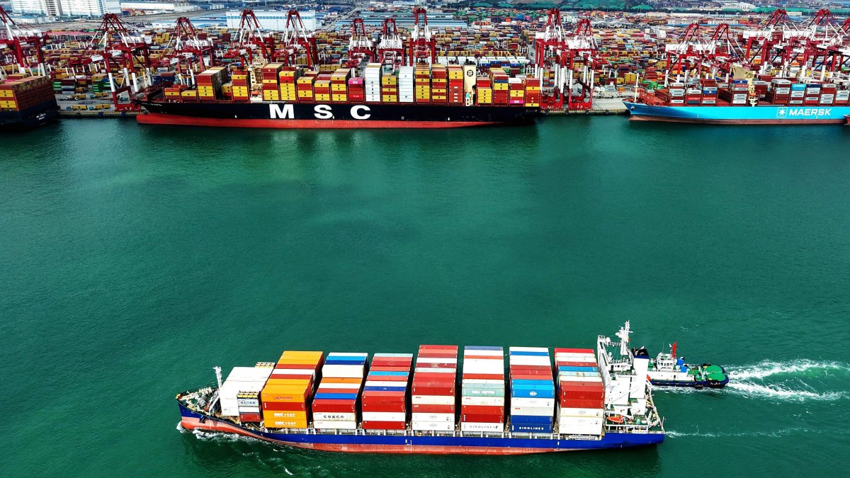 A container ship sails at the port in Qingdao, China, Oct. 9, 2025. (AFP Photo)