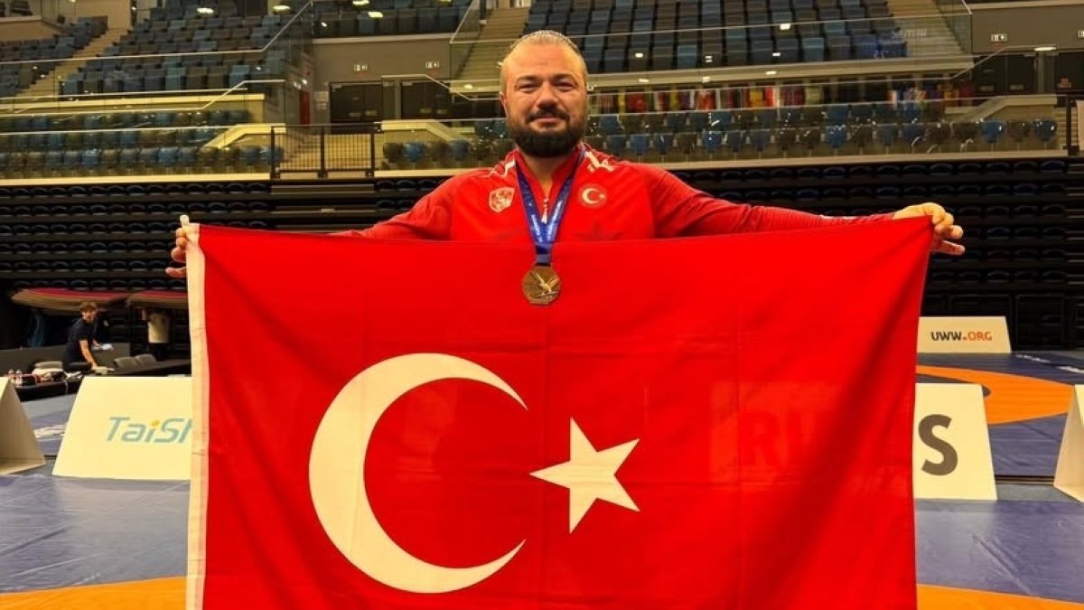 Turkish wrestling veteran Sarıçiçek bags World Championships bronze