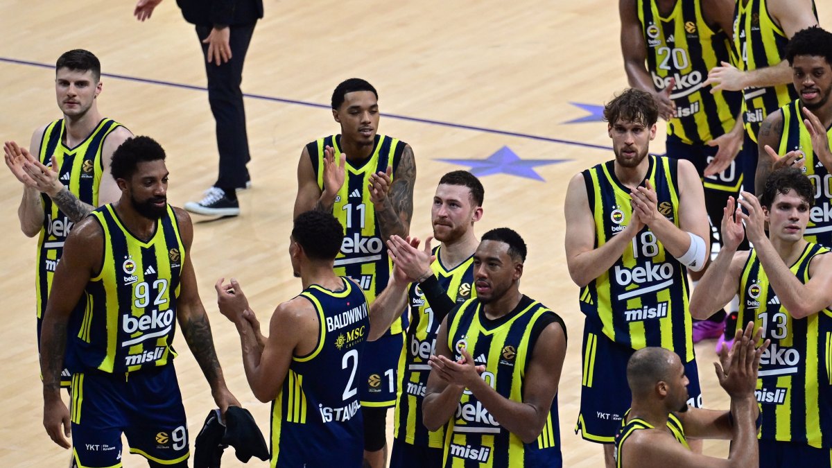 Fenerbahçe Beko players applaud fans after the EuroLeague match against Paris Basketball at Ülker Sports and Event Hall, Istanbul, Türkiye, Oct. 1, 2025. (AA Photo)