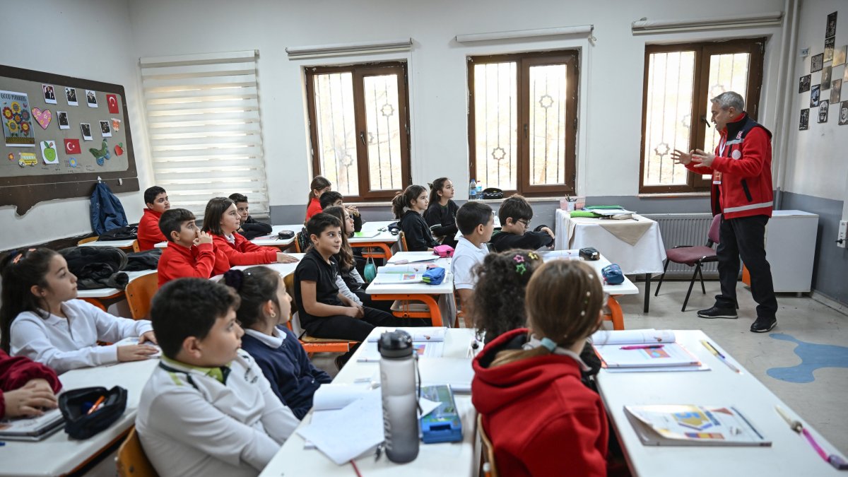 A Disaster and Emergency Management Authority (AFAD) team teaches students earthquake safety and evacuation drills at Haydar Aliyev Middle School, Ankara, Türkiye, Oct. 13, 2025. (AA Photo)