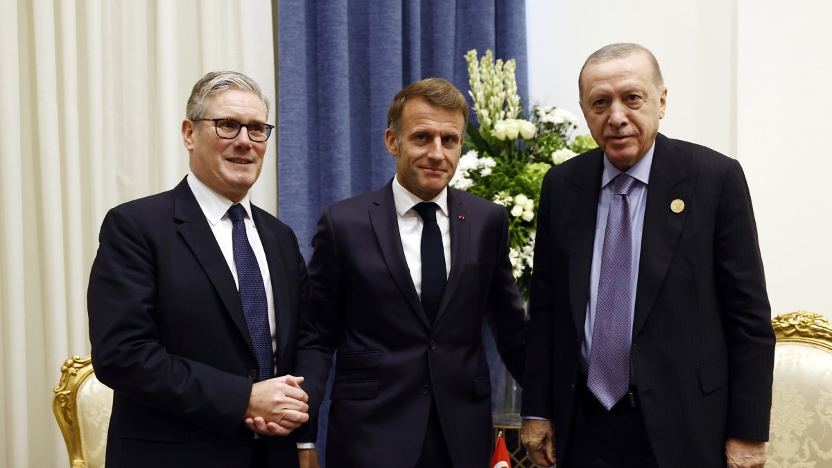 President Recep Tayyip Erdoğan (R) attends a meeting with French President Emmanuel Macron (C) and British Prime Minister Keir Starmer (L) at the Gaza international peace summit in Sharm El-Sheikh, Egypt, 13 October 2025. (EPA Photo)