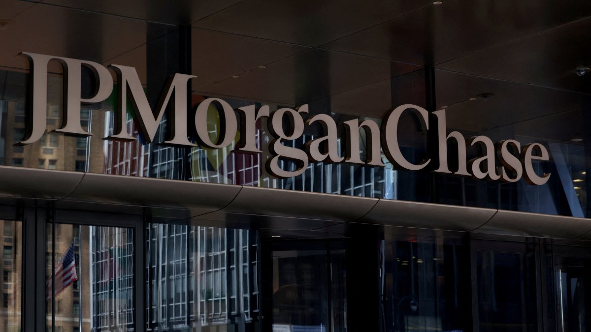 JPMorganChase sign at the firm's headquarters at 270 Park Avenue in the Midtown area of New York City, U.S., Sept. 9, 2025. (Reuters Photo)
