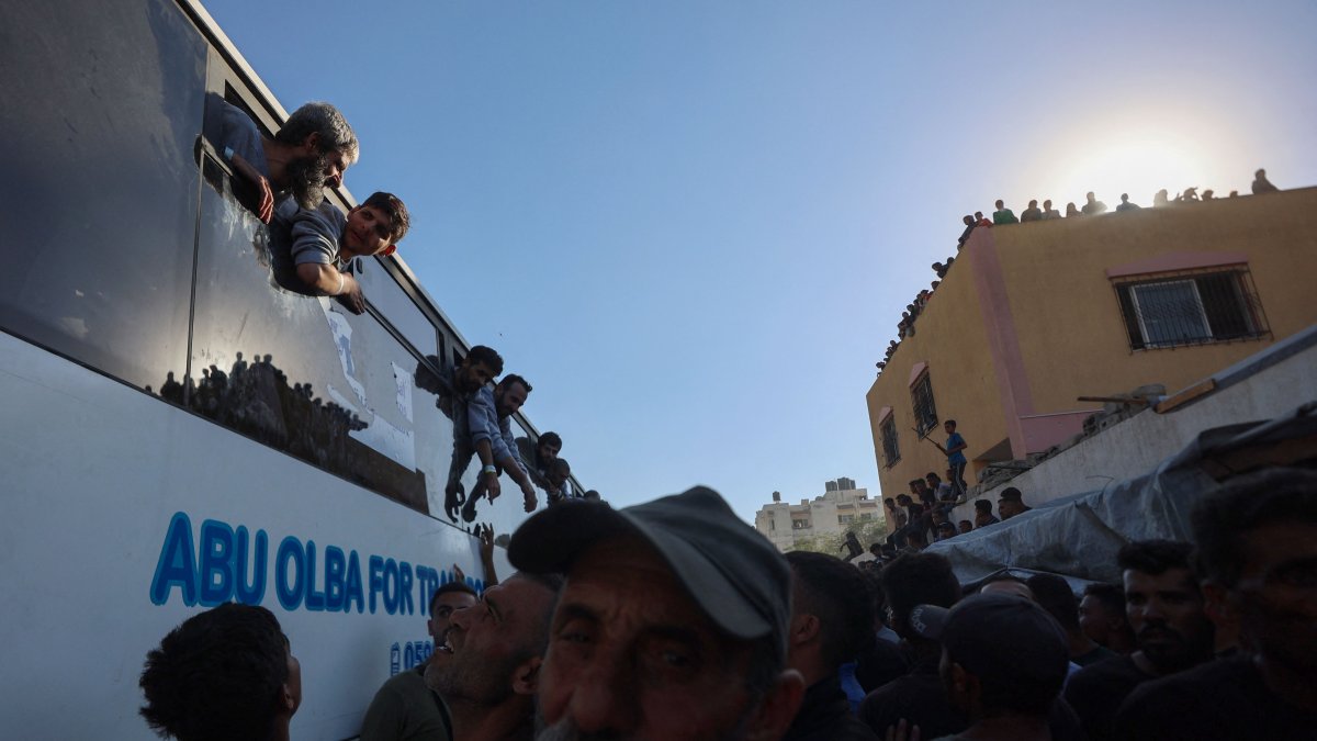 A bus carrying Palestinians released from Israeli prisons under a Gaza cease-fire and hostage exchange deal with Palestinian factions, arrives outside the Nasser Hospital in Khan Younis in the southern Gaza Strip, Oct. 13, 2025. (AFP Photo)
