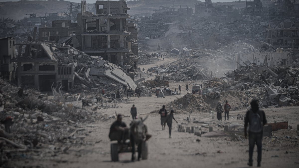 Palestinians continue returning to northern Gaza following the ceasefire and the withdrawal of Israeli forces, in Gaza City, the Gaza Strip, Oct. 13, 2025. (AA Photo)
