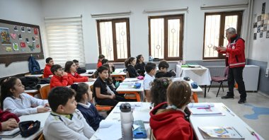 A Disaster and Emergency Management Authority (AFAD) team teaches students earthquake safety and evacuation drills at Haydar Aliyev Middle School, Ankara, Türkiye, Oct. 13, 2025. (AA Photo)