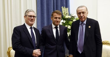 President Recep Tayyip Erdoğan (R) attends a meeting with French President Emmanuel Macron (C) and British Prime Minister Keir Starmer (L) at the Gaza international peace summit in Sharm El-Sheikh, Egypt, 13 October 2025. (EPA Photo)