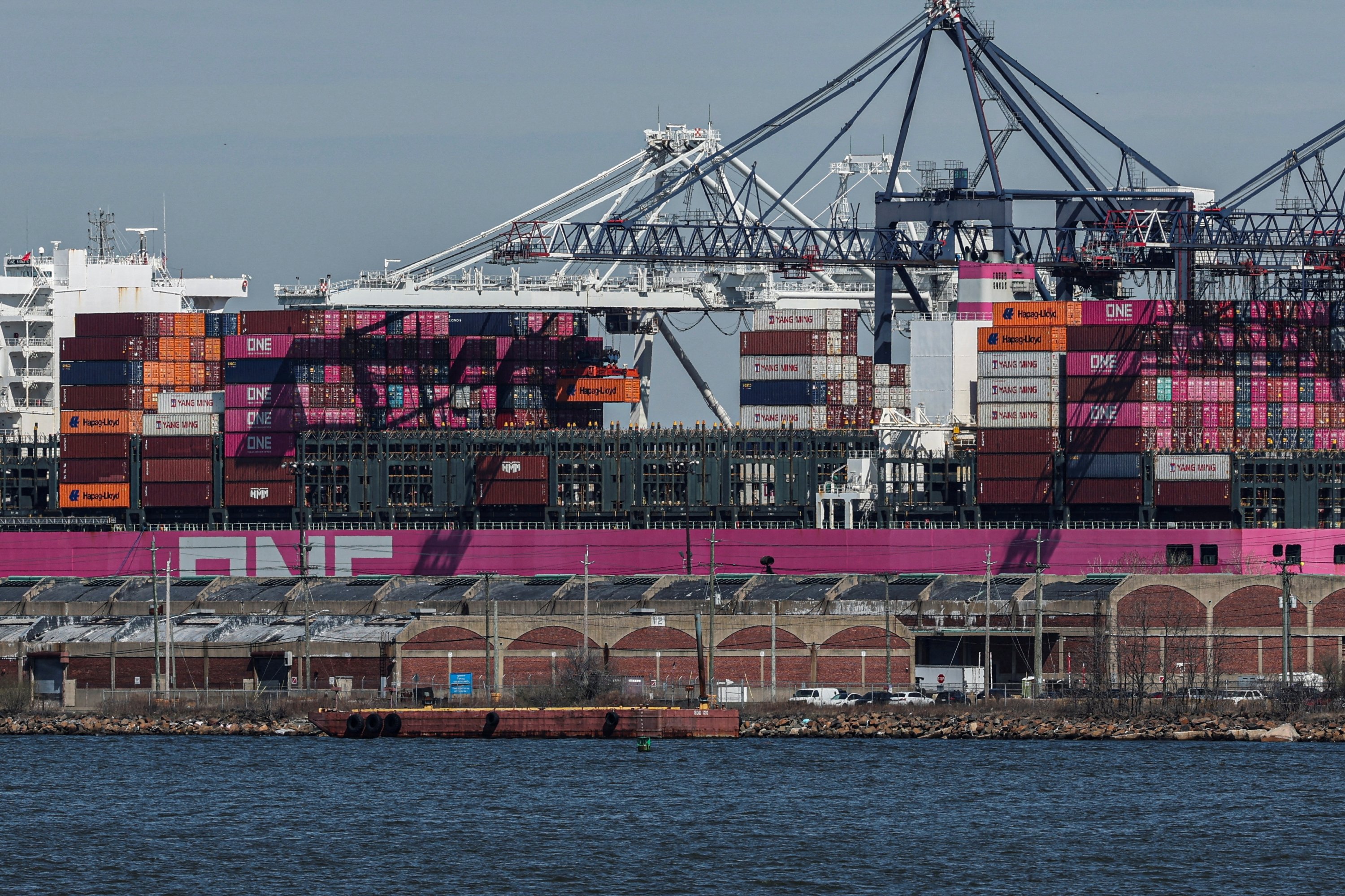 ZDA in Kitajska uvajata recipročne pristaniške takse, kar grozi z nemiri na morju