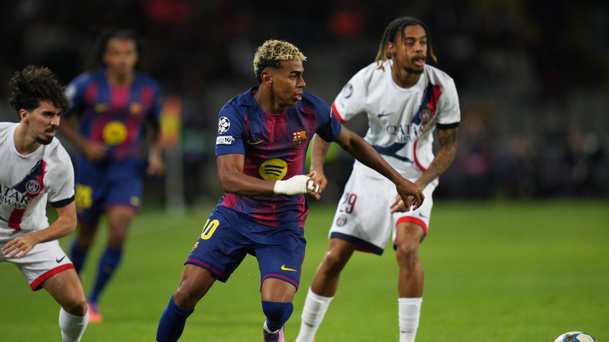 Barcelona&#039;s Lamine Yamal (C) is challenged by PSG&#039;s Vitinha (L) and Bradley Barcola during the Champions League opening phase match at the Lluis Companys Olympic Stadium, Barcelona, Spain, Oct.1, 2025. (AP Photo)