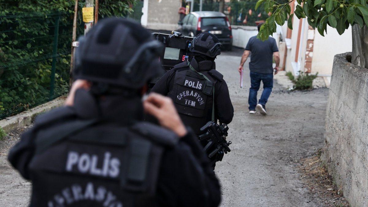 Counterterrorism squads carry out raids, Istanbul, Türkiye, June 9, 2021. (AA File Photo)