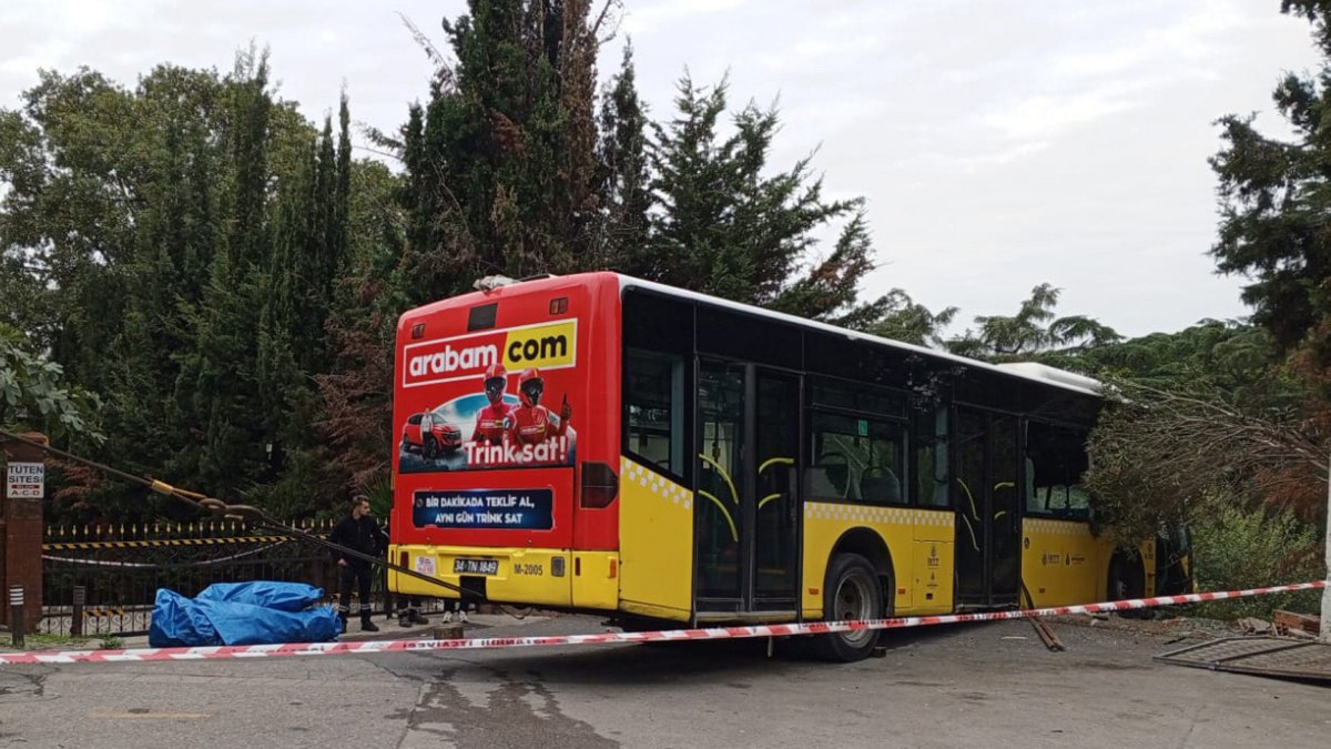 An IETT bus dangles after crashing into a retaining wall following the driver&#039;s handbrake failure in Üsküdar, Istanbul, Türkiye, Oct. 14, 2025. (AA Photo)