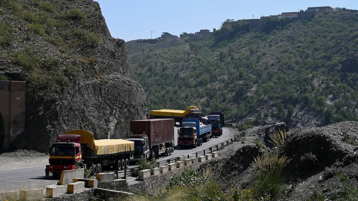  Trucks carrying goods destined for Afghanistan line up as they wait for the opening of the border following clashes between security forces of Pakistan and Afghanistan in Torkham, Pakistan, Oct. 13, 2025. (EPA Photo)