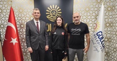 (L-R) Gölcük Mayor Ali Yıldırım Sezer, Gölcük Belediyespor&#039;s Berra Ceylan and her coach, Zabit Pustu pose for a photo, Kocaeli, Türkiye, Oct. 14, 2025. (IHA Photo)