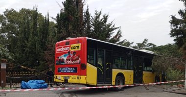 An IETT bus dangles after crashing into a retaining wall following the driver&#039;s handbrake failure in Üsküdar, Istanbul, Türkiye, Oct. 14, 2025. (AA Photo)