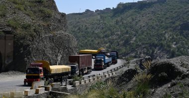  Trucks carrying goods destined for Afghanistan line up as they wait for the opening of the border following clashes between security forces of Pakistan and Afghanistan in Torkham, Pakistan, Oct. 13, 2025. (EPA Photo)