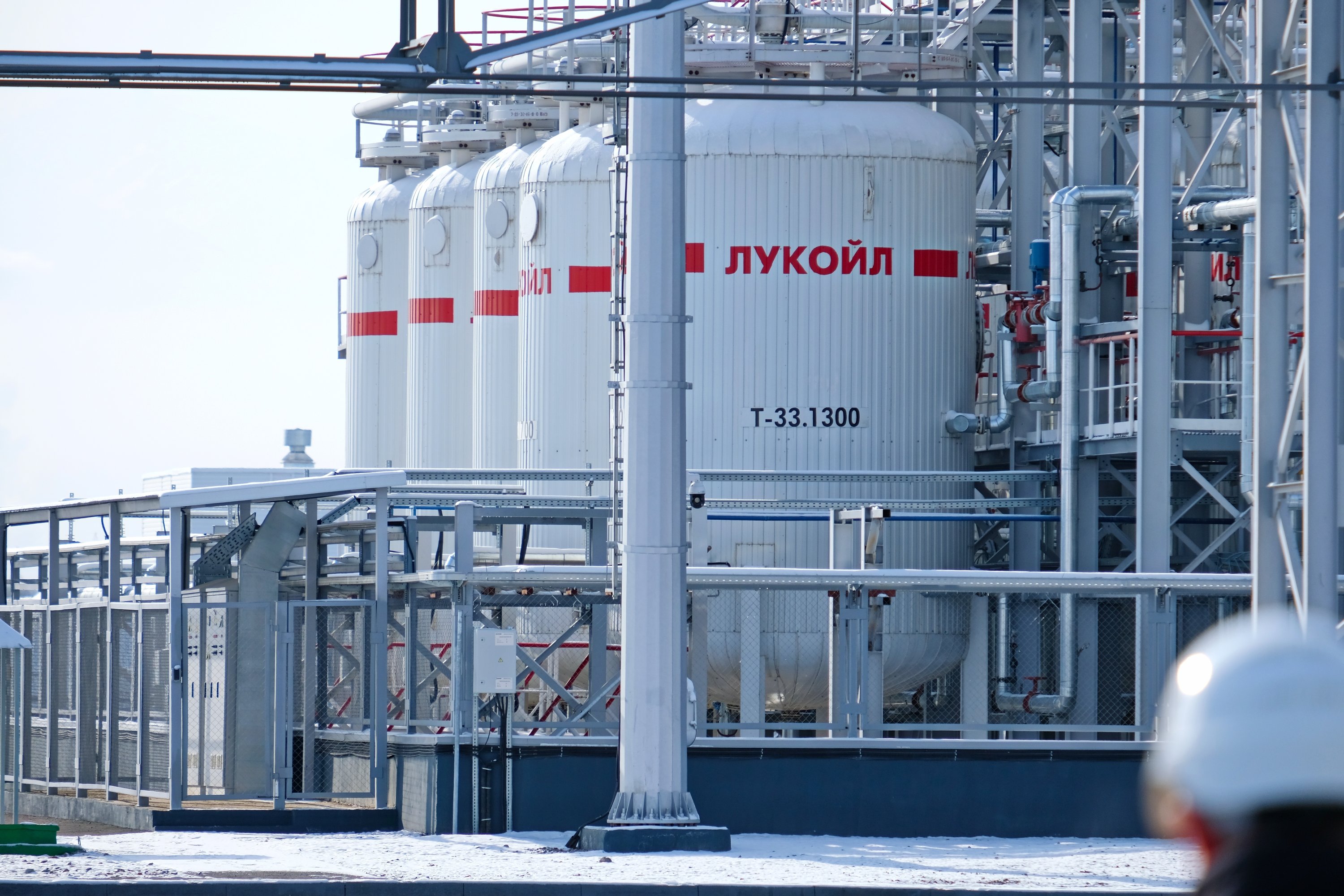 Velika Britanija uvedla sankcije ruskima naftnima gigantoma Lukoil in Rosnjeft