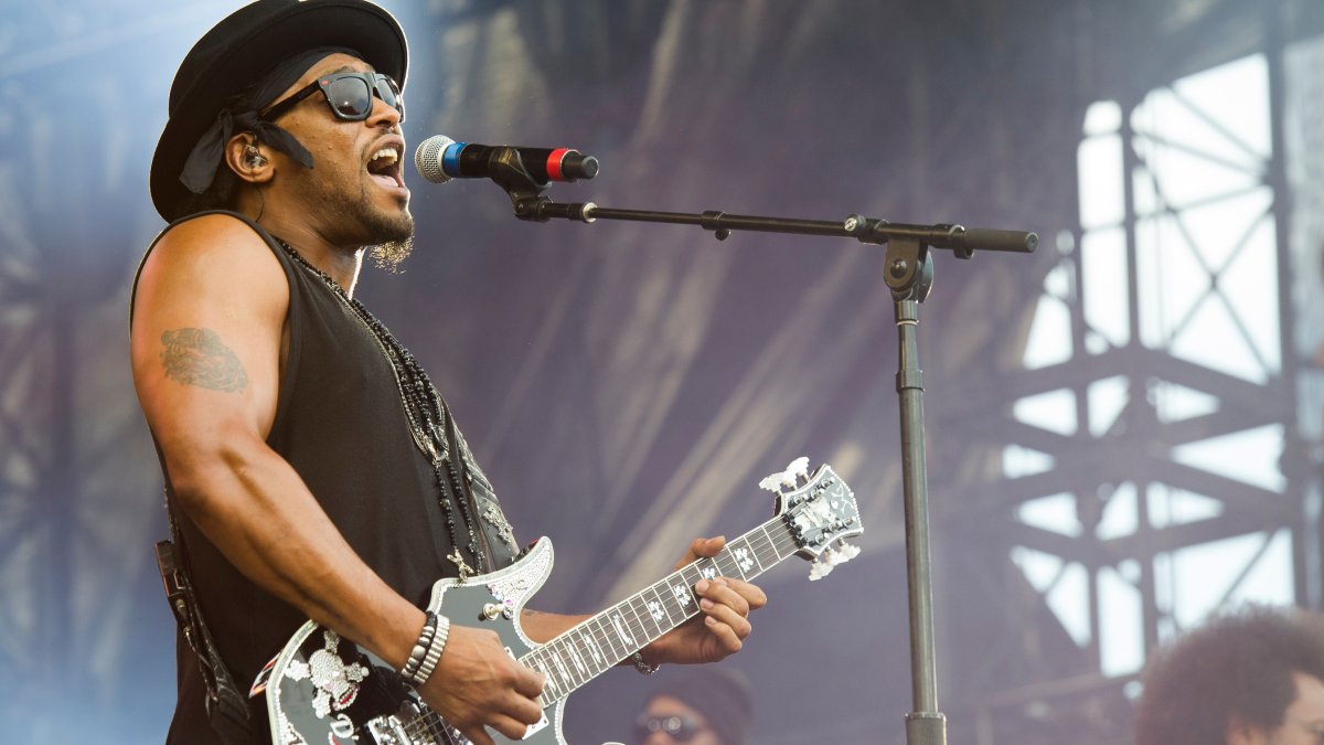 D'Angelo performs at the "Made In America" music festival, Philadelphia, U.S., Sept. 1, 2012. (AP Photo)
