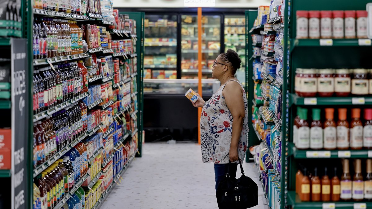 A customer shops at the newly opened Azalea Fresh Market grocery store in downtown Atlanta, Georgia, U.S., Sept. 15, 2025. (EPA Photo)