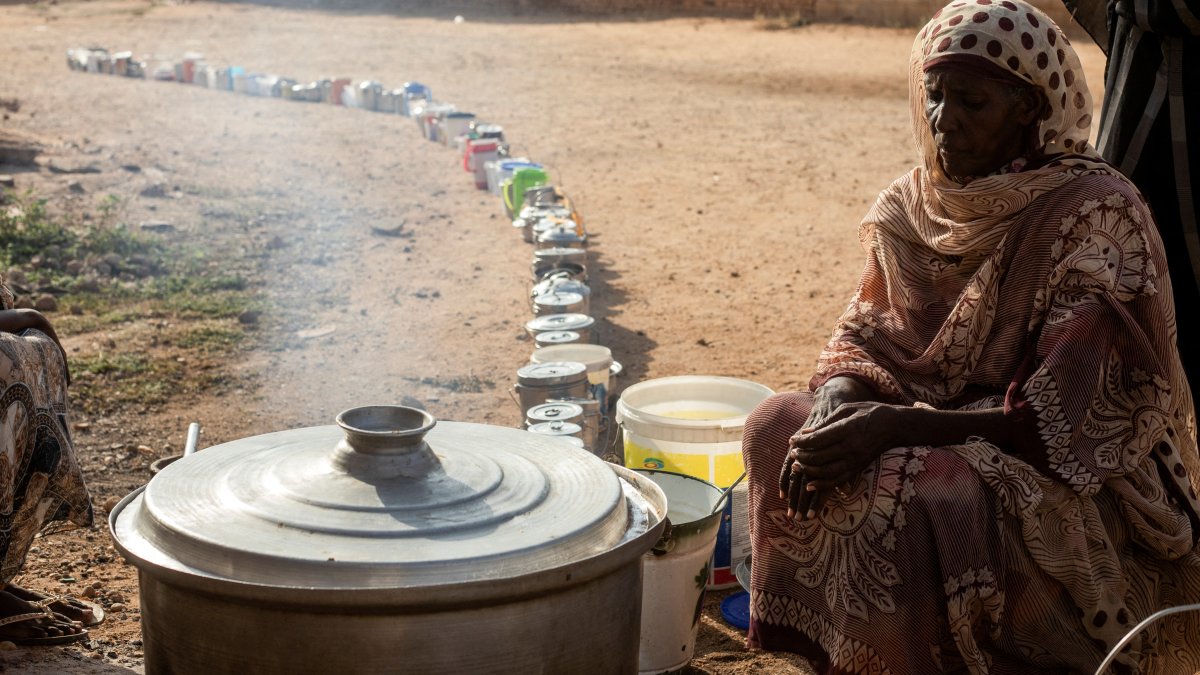 A Sudanese woman from a community kitchen prepares meals for people affected by conflict and extreme hunger, in Omdurman, Sudan, Sept. 19, 2024. (Reuters Photo)