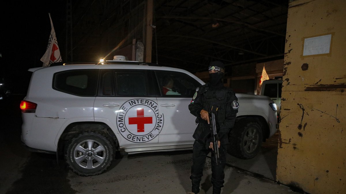 Vehicles of the International Committee of the Red Cross (ICRC) arrive to transport remains of Israeli hostages handed over by Hamas in Gaza City, Oct. 14, 2025. (EPA Photo)