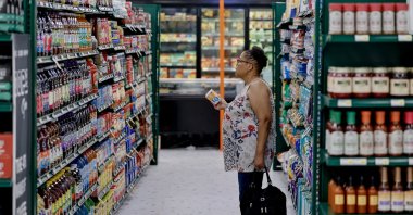 A customer shops at the newly opened Azalea Fresh Market grocery store in downtown Atlanta, Georgia, U.S., Sept. 15, 2025. (EPA Photo)