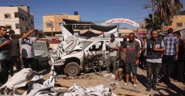 A TV journalist reports from the scene of an Israeli strike that hit a tent used by displaced Palestinians inside the vicinity of the Shuhada al-Aqsa (Aqsa Martyrs) Hospital in Deir al-Balah in the central Gaza Strip, Oct. 1, 2025. (AFP File Photo)