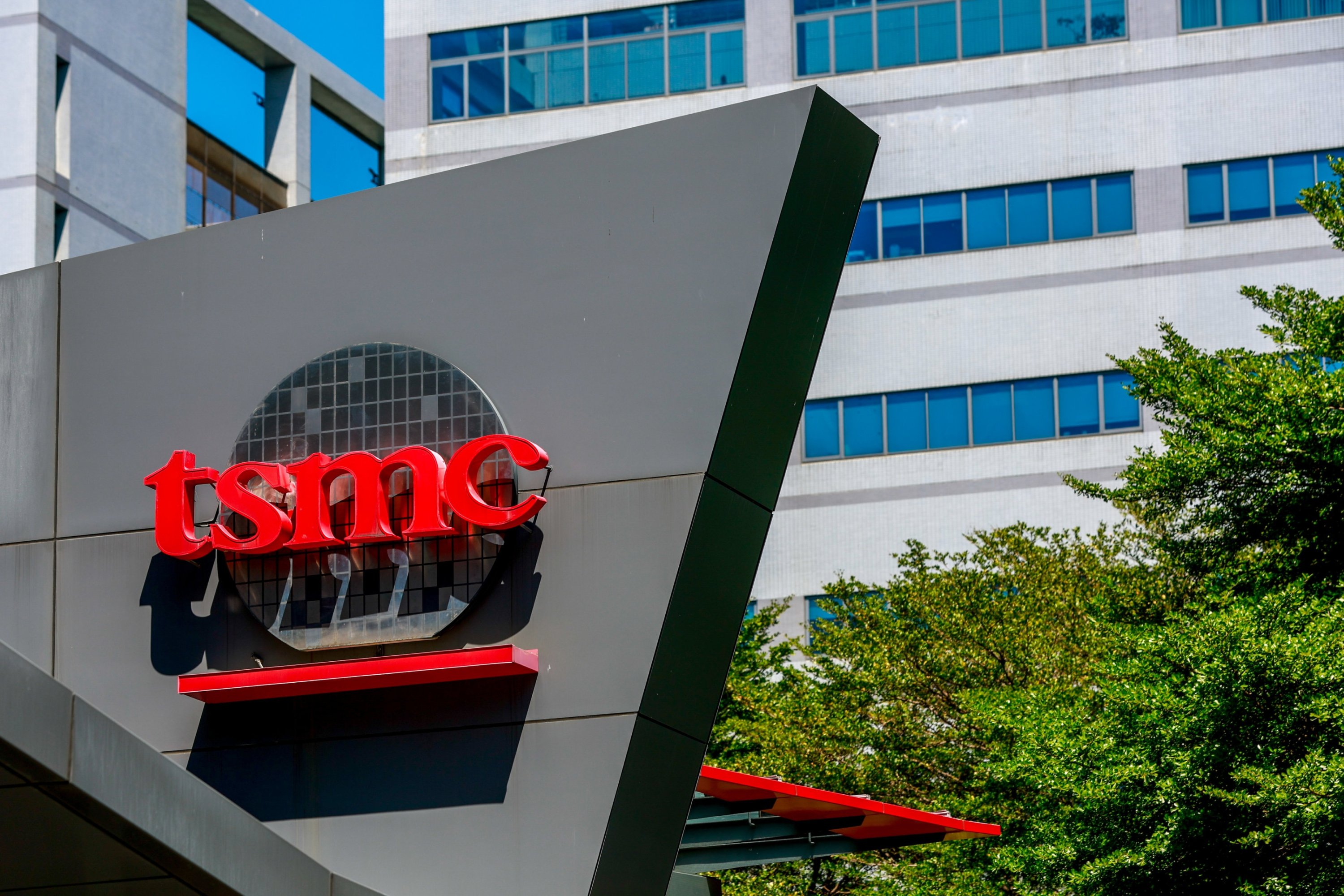 AI frenzy drives TSMC to record earnings despite trade tensions