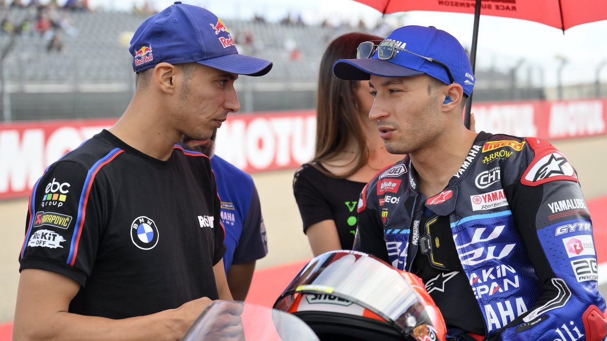 Türkiye’s Toprak Razgatlıoğlu (L) supports compatriot Can Öncü of Yamaha Blu Cru Evan Bros Team ahead of the second race of the 2025 World Superbike Championship’s 10th round at Motorland Aragon, Spain, Sept. 28, 2025. (AA Photo)
