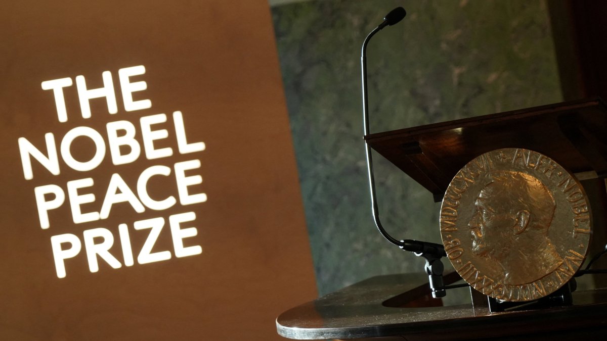 A replica of the Nobel Peace Medal is on display at the Norwegian Nobel Institute, where the laureate of the Nobel Peace Prize is announced, Oslo, Norway, Oct. 10, 2025. (Reuters Photo)