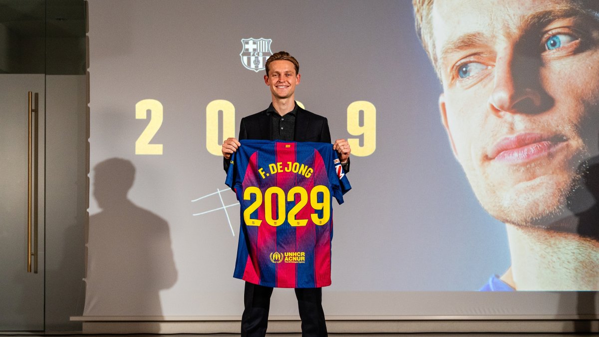 Barcelona&#039;s Frenkie de Jong poses for a photo after renewing his contract until 2029, Barcelona, Spain, Oct. 15, 2025. (Getty Images Photo)