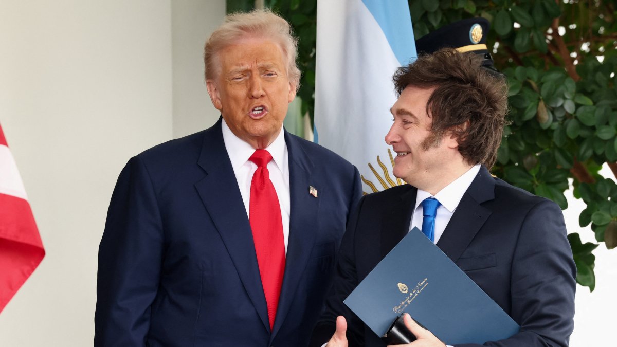 U.S. President Donald Trump welcomes Argentina’s President Javier Milei at the White House in Washington, D.C., U.S., Oct. 14, 2025. (Reuters Photo)