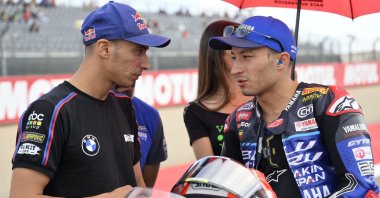 Türkiye’s Toprak Razgatlıoğlu (L) supports compatriot Can Öncü of Yamaha Blu Cru Evan Bros Team ahead of the second race of the 2025 World Superbike Championship’s 10th round at Motorland Aragon, Spain, Sept. 28, 2025. (AA Photo)
