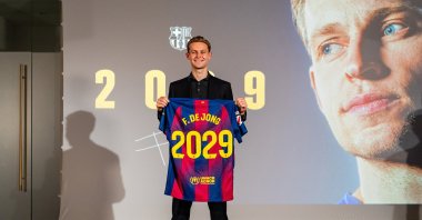 Barcelona&#039;s Frenkie de Jong poses for a photo after renewing his contract until 2029, Barcelona, Spain, Oct. 15, 2025. (Getty Images Photo)