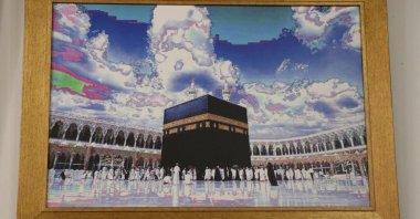 A painting on display at the &quot;Mosques in Islam&quot; exhibition in Paris, France, Oct. 15, 2025. (AA Photo)