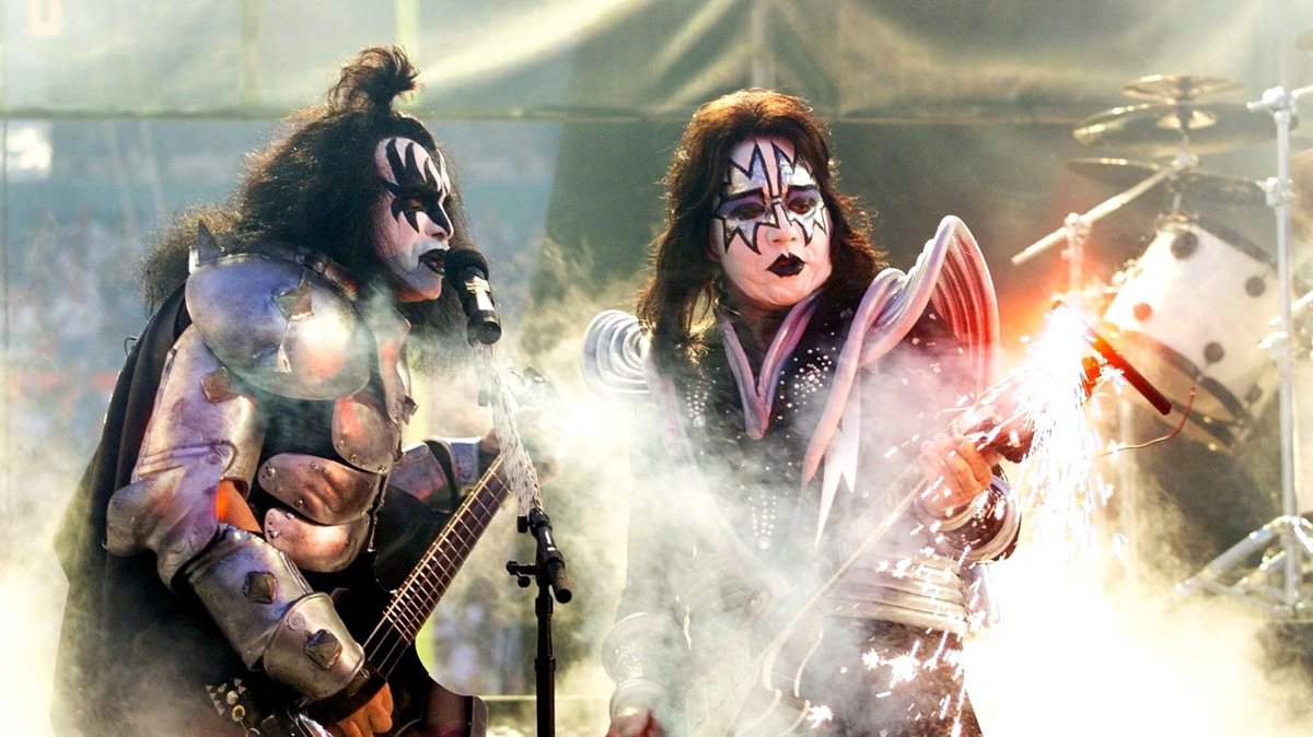 Gene Simmons (L) and Ace Frehley (R) of the rock group Kiss perform before the start of Super Bowl XXXIII at Pro Player Stadium in Miami, Florida, U.S., Jan. 31, 1999. (AFP Photo)