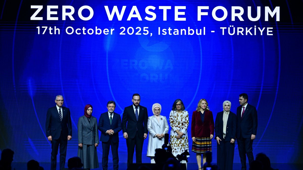 Protocol guests pose with first lady Emine Erdoğan, honorary president of the Zero Waste Foundation, at the International Zero Waste Forum, Istanbul, Türkiye, Oct. 17, 2025. (AA Photo)
